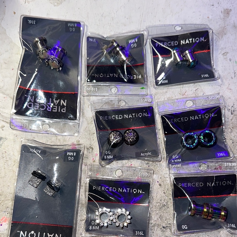 8 sets of tunnels/plugs/guages